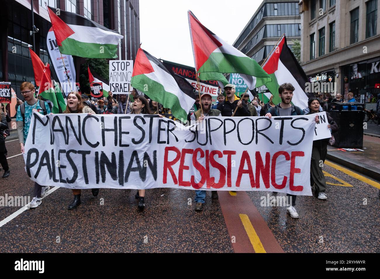 Manchester, Großbritannien. Oktober 2023. Die Öffentlichkeit und die Gewerkschaftsmitglieder marschieren an der Konferenz der Konservativen Partei vorbei, um gegen Kürzungen der Sozialleistungen, die Migrantenkrise und die Streichung der HS2 nach Manchester und Leeds zu protestieren. Credit Mark Lear / Alamy Live News Stockfoto