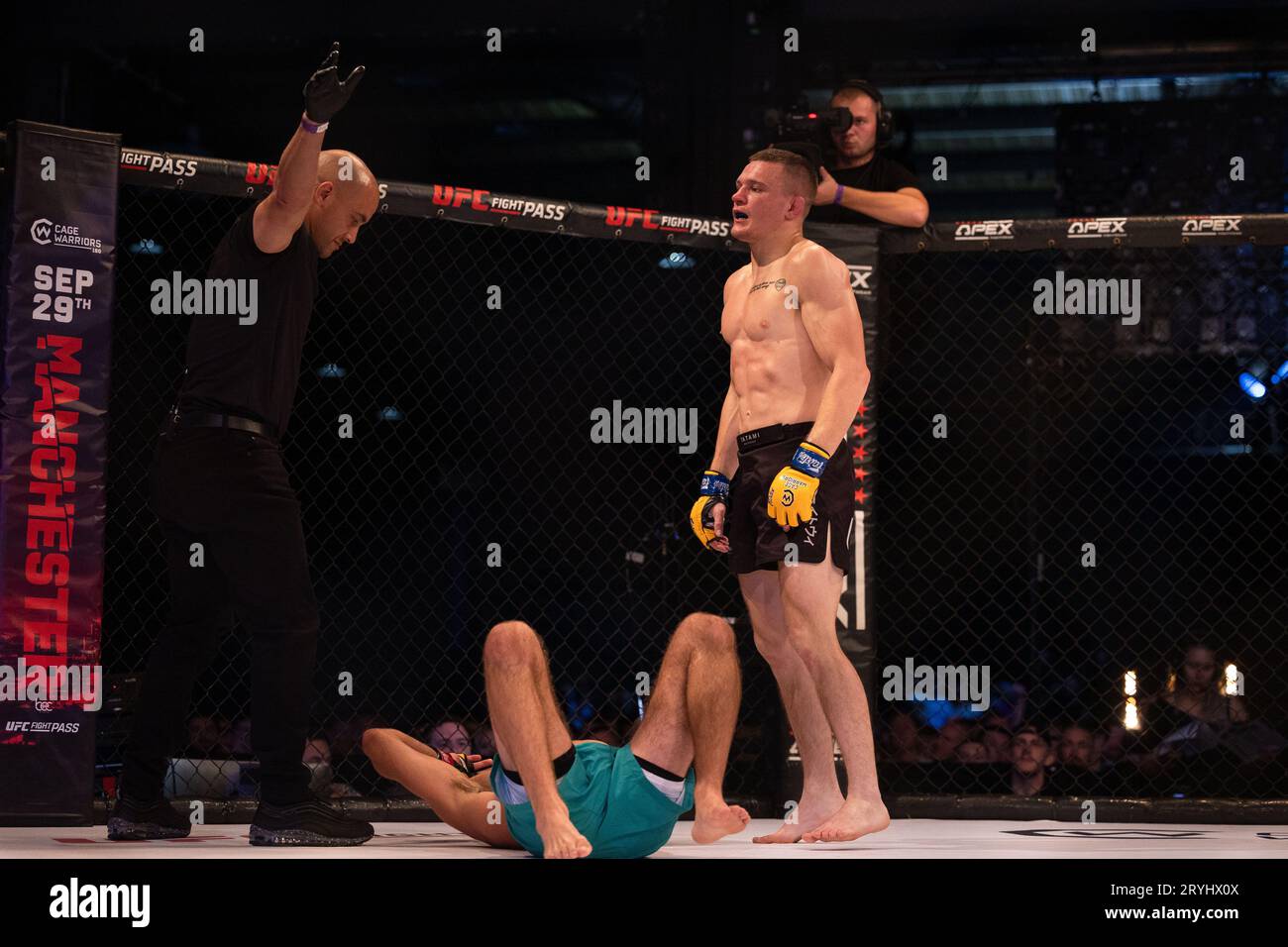 Rory Evans (schwarze Shorts) legt Adam Wilson (grüne Shorts) während des Cage Warriors 160 MMA-Events in der BEC Arena, Manchester, am Freitag, den 29. September 2023 vor. (Foto: Pat Scaasi | MI News) Credit: MI News & Sport /Alamy Live News Stockfoto