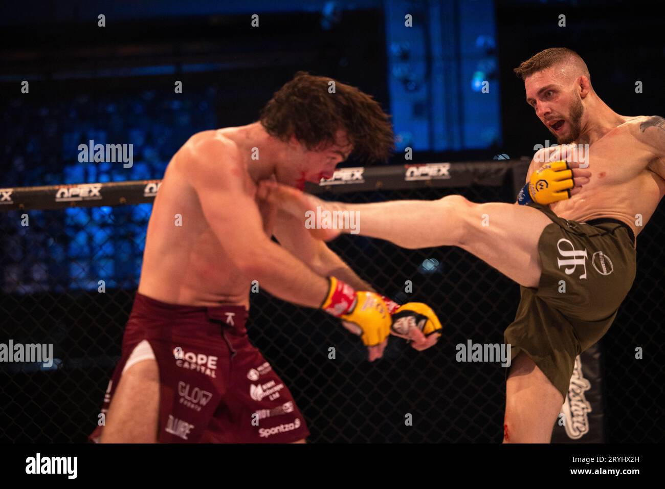 Luke Riley (rote Shorts) wird von Alexander Loof (braune Shorts) während des Cage Warriors 160 MMA-Events in der BEC Arena in Manchester am Freitag, den 29. September 2023, gekickt. (Foto: Pat Scaasi | MI News) Credit: MI News & Sport /Alamy Live News Stockfoto