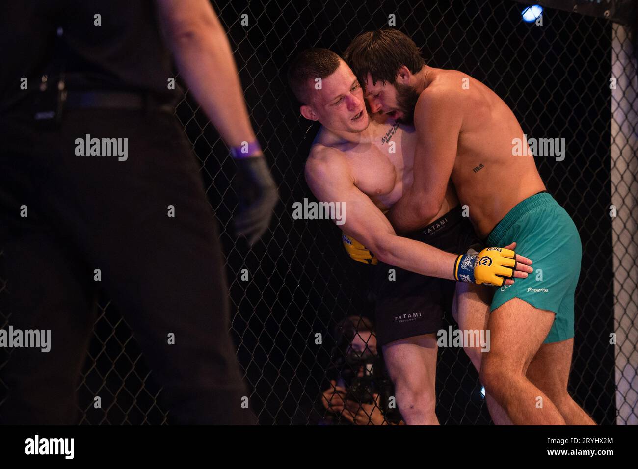 Rory Evans (schwarze Shorts) kämpft mit Adam Wilson (grüne Shorts) während des Cage Warriors 160 MMA-Events in der BEC Arena, Manchester am Freitag, den 29. September 2023. (Foto: Pat Scaasi | MI News) Credit: MI News & Sport /Alamy Live News Stockfoto