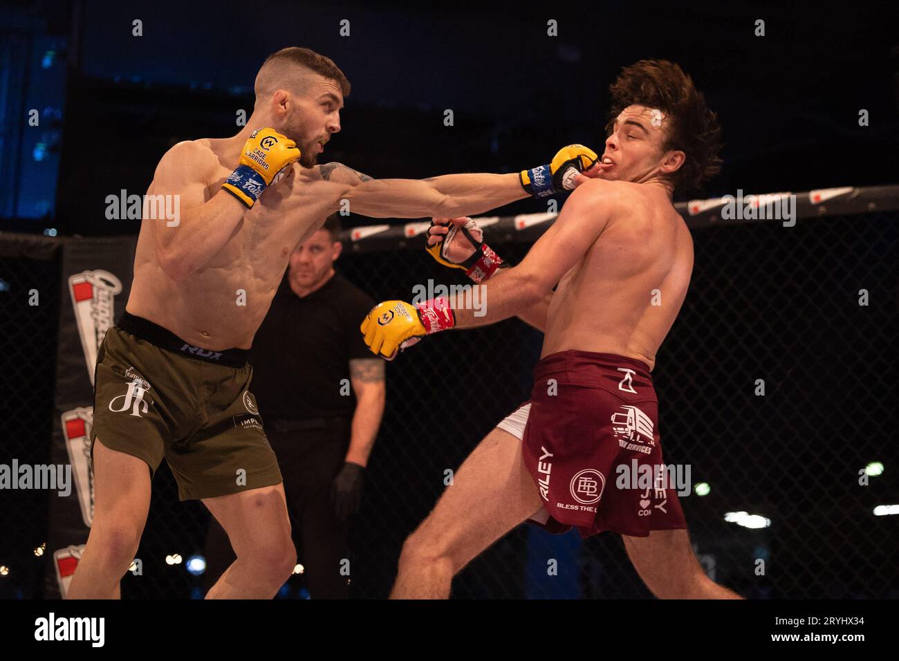 Luke Riley (rote Shorts) wird von Alexander Loof (braune Shorts) während des Cage Warriors 160 MMA-Events in der BEC Arena in Manchester am Freitag, den 29. September 2023, gestanzt. (Foto: Pat Scaasi | MI News) Credit: MI News & Sport /Alamy Live News Stockfoto