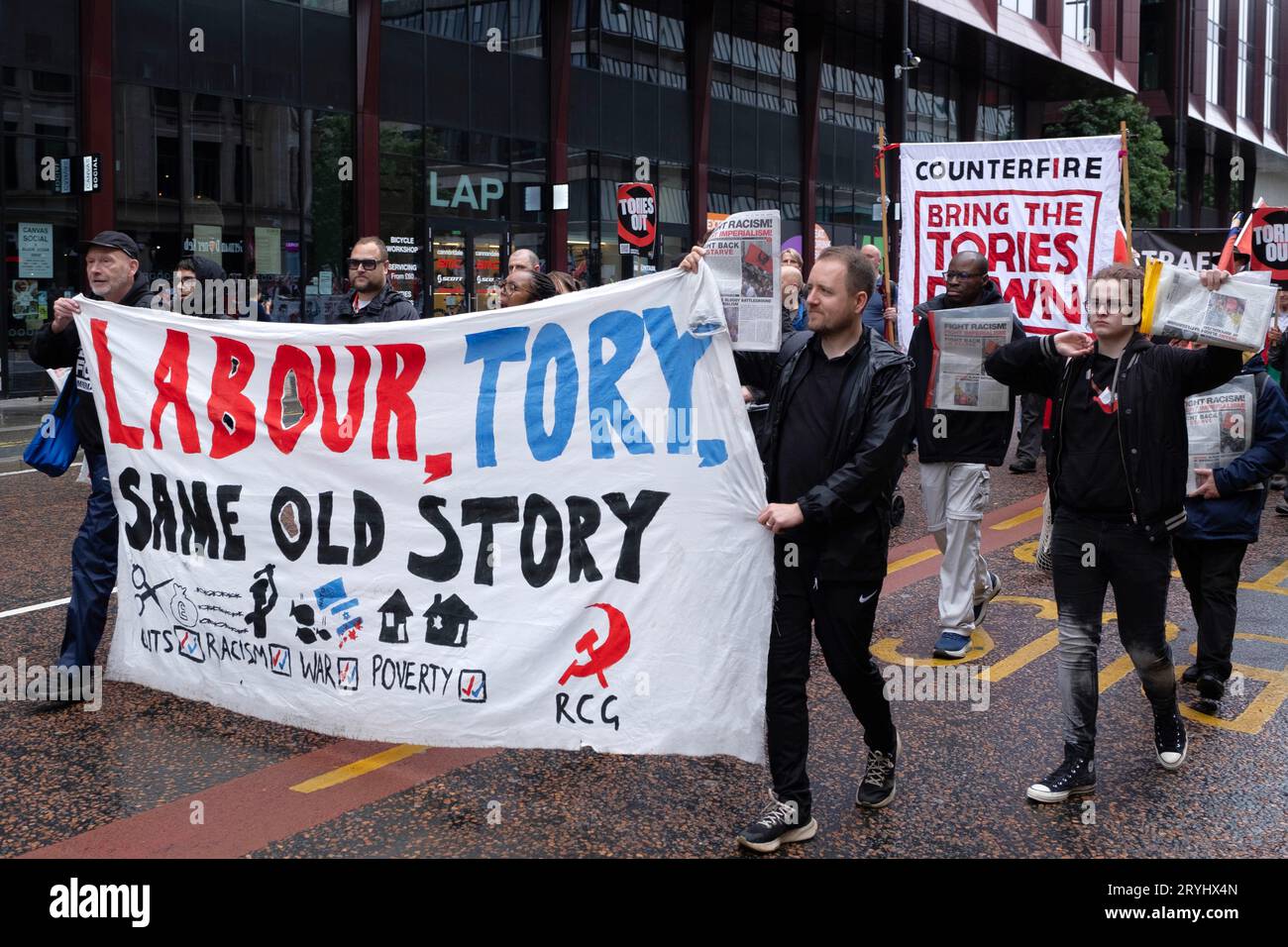 Manchester, Großbritannien. Oktober 2023. Die Öffentlichkeit und die Gewerkschaftsmitglieder marschieren an der Konferenz der Konservativen Partei vorbei, um gegen Kürzungen der Sozialleistungen, die Migrantenkrise und die Streichung der HS2 nach Manchester und Leeds zu protestieren. Credit Mark Lear / Alamy Live News Stockfoto