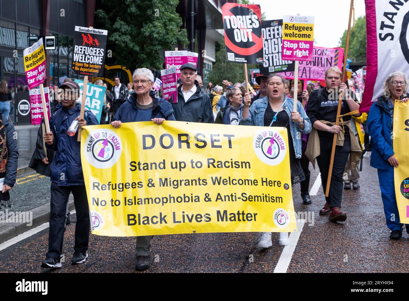 Manchester, Großbritannien. Oktober 2023. Die Öffentlichkeit und die Gewerkschaftsmitglieder marschieren an der Konferenz der Konservativen Partei vorbei, um gegen Kürzungen der Sozialleistungen, die Migrantenkrise und die Streichung der HS2 nach Manchester und Leeds zu protestieren. Credit Mark Lear / Alamy Live News Stockfoto