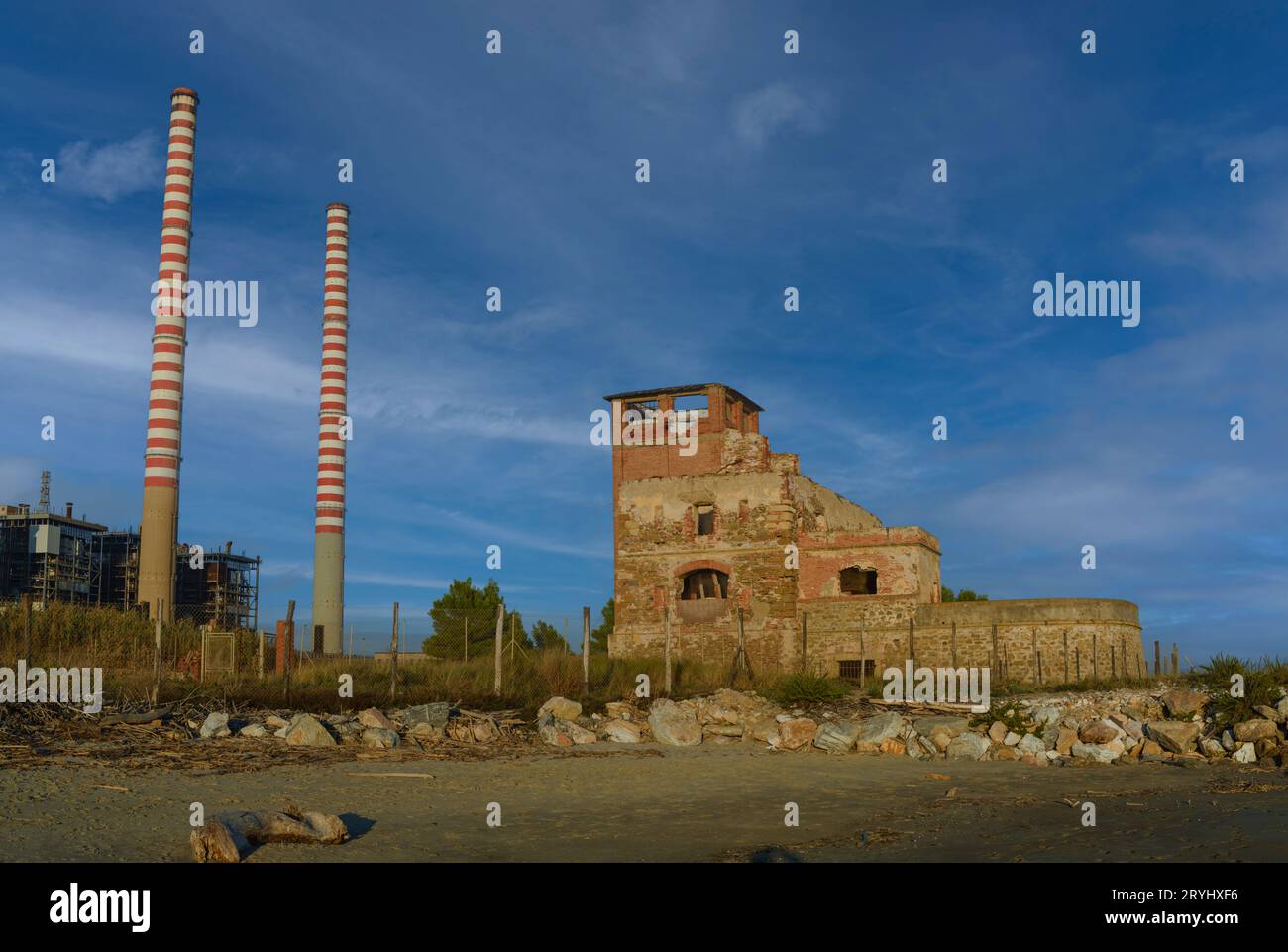Verlassene Ruinen von Torre del Sale, Toskana, Italien, toskanischer Küstenturm und Schornsteine des ehemaligen Kraftwerks Enel Stockfoto