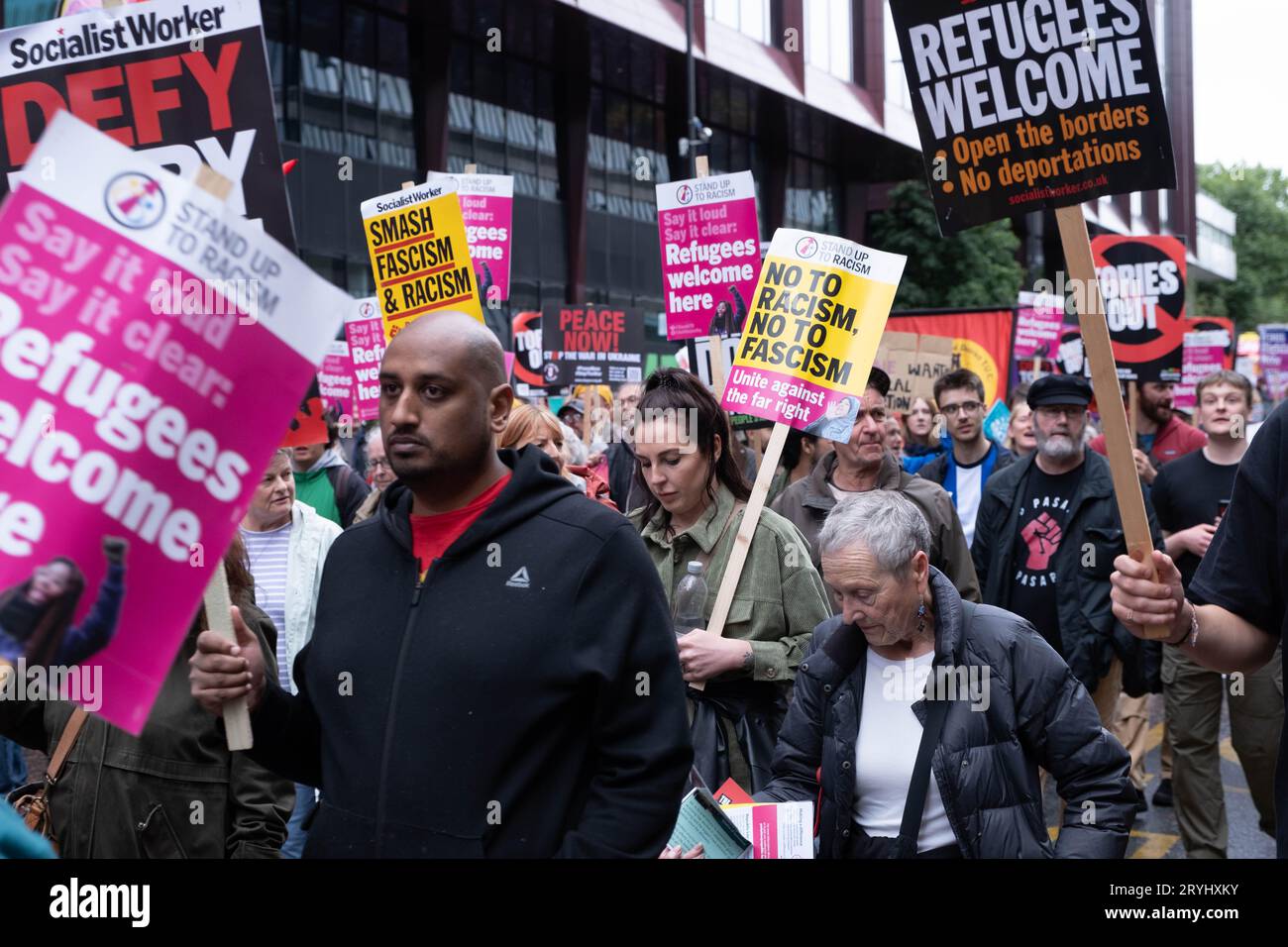 Manchester, Großbritannien. Oktober 2023. Die Öffentlichkeit und die Gewerkschaftsmitglieder marschieren an der Konferenz der Konservativen Partei vorbei, um gegen Kürzungen der Sozialleistungen, die Migrantenkrise und die Streichung der HS2 nach Manchester und Leeds zu protestieren. Credit Mark Lear / Alamy Live News Stockfoto