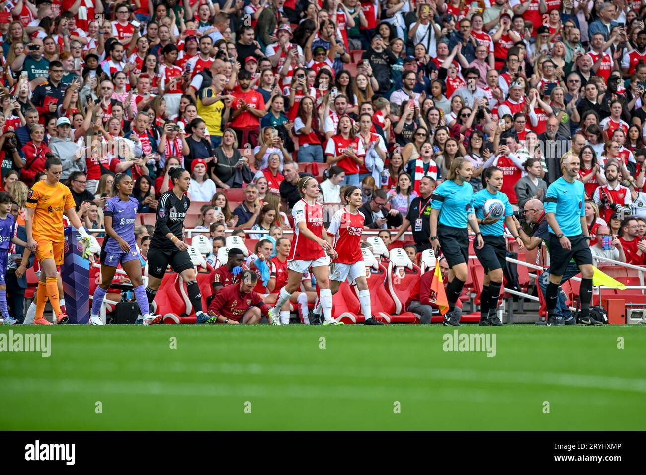 London, England am 1. Oktober 2023. Die Teams treten am 1. Oktober 2023 zu Beginn des FA Women's Super League-Spiels zwischen Arsenal Women und Liverpool Women im Emirates Stadium, London, England, ins Feld. Foto von Phil Hutchinson. Nur redaktionelle Verwendung, Lizenz für kommerzielle Nutzung erforderlich. Keine Verwendung bei Wetten, Spielen oder Veröffentlichungen eines einzelnen Vereins/einer Liga/eines einzelnen Spielers. Credit: UK Sports Pics Ltd/Alamy Live News Credit: UK Sports Pics Ltd/Alamy Live News Stockfoto