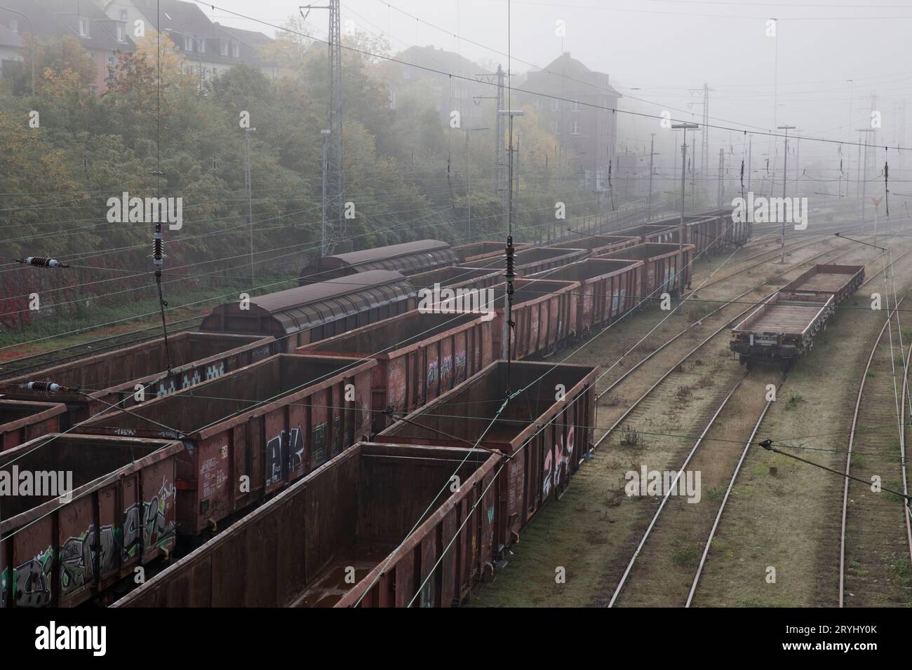 Rangierbahnhof im Nebel, Güterzüge, Hagen, Nordrhein-Westfalen, Deutschland, Europa Stockfoto