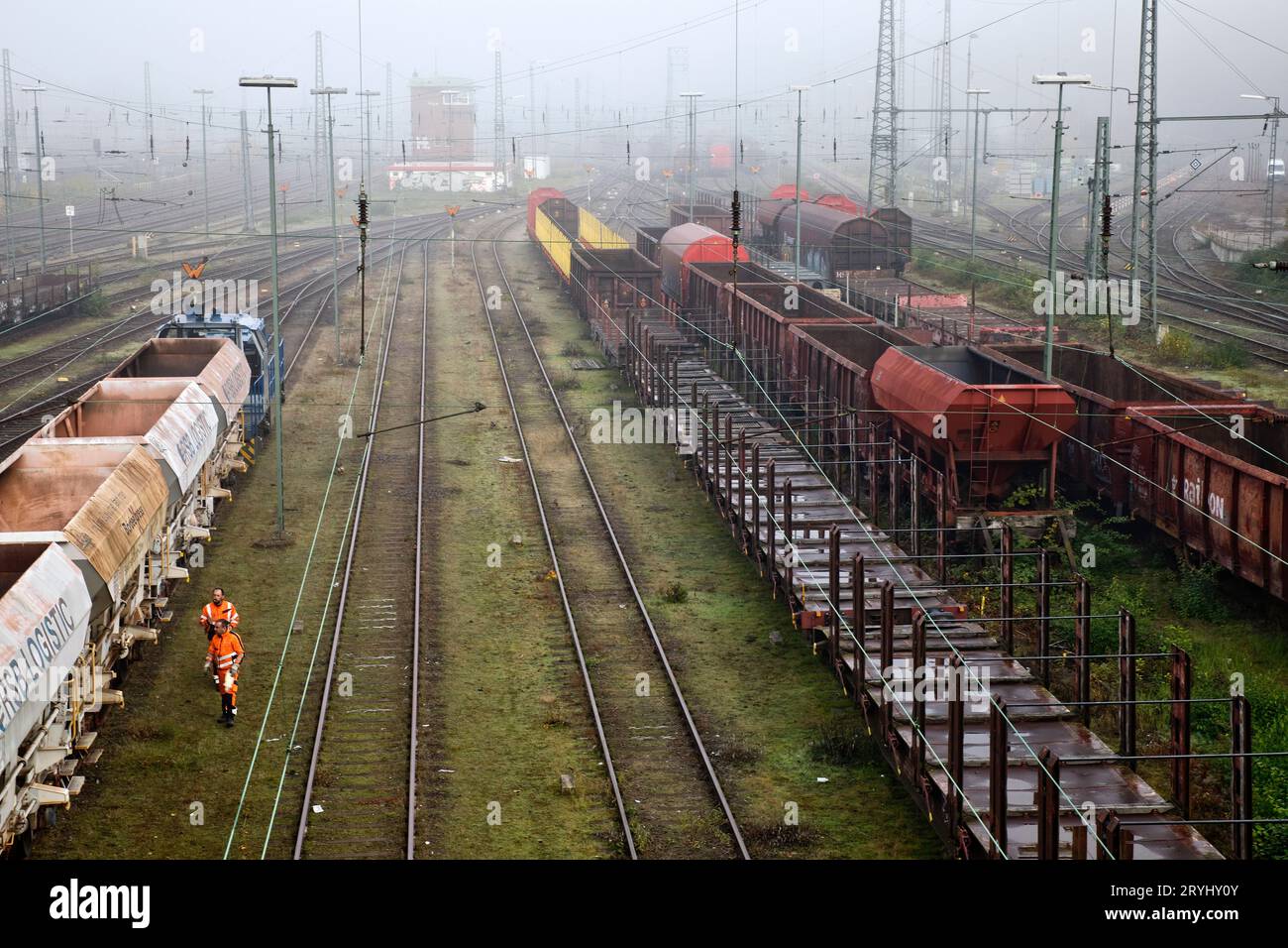 Rangierbahnhof im Nebel, Güterzüge, Hagen, Nordrhein-Westfalen, Deutschland, Europa Stockfoto