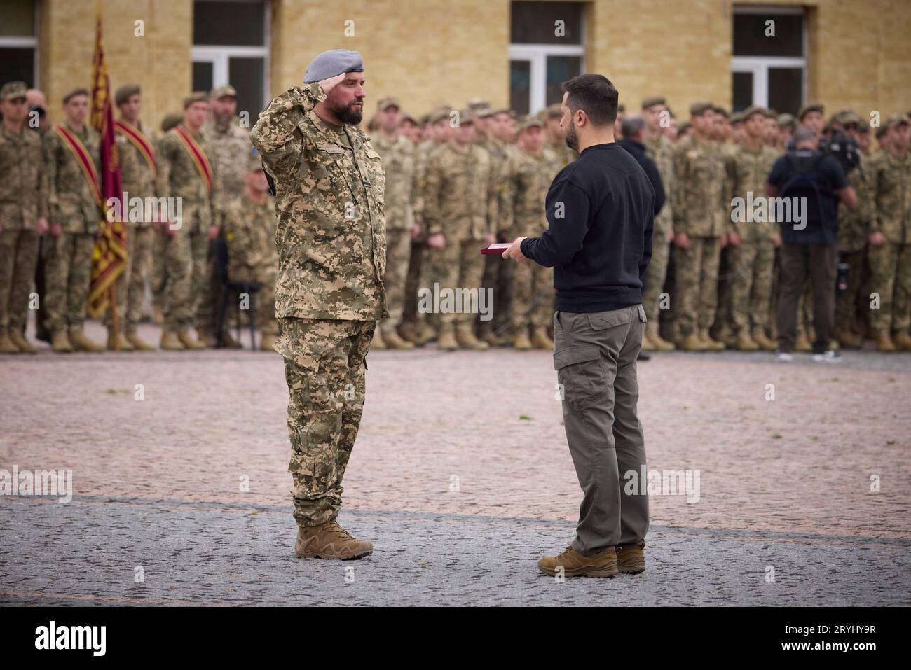 Kiew, Ukraine. Oktober 2023. Der ukrainische Präsident Wolodymyr Zelenskyj, rechts, verleiht Heldensoldaten während der Feier des Tages der Verteidiger der Ukraine in der Kiewer Festung am 1. Oktober 2023 in Kiew, Ukraine, militärische Auszeichnungen. Kredit: Ukrainischer Ratsvorsitz/Ukrainisches Pressebüro/Alamy Live News Stockfoto