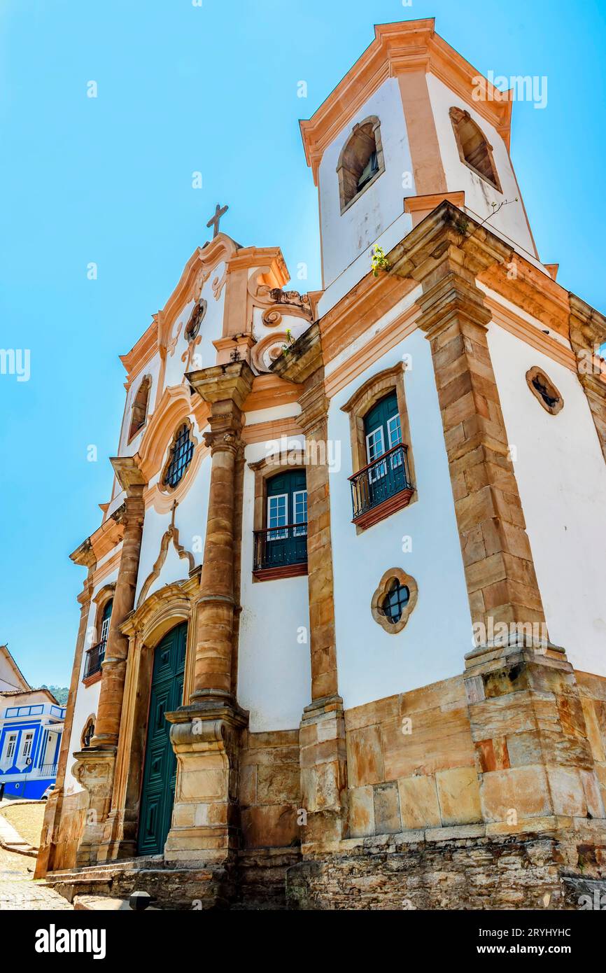 Historische barocke Kirche und ihre Türme von unten zu sehen Stockfoto