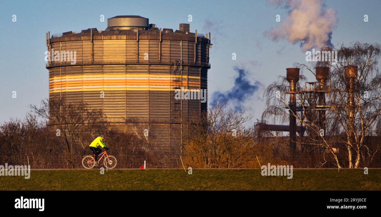 Radfahrer auf dem Rheindeich vor ThyssenKrupp Steel Industry, Duisburg, Deutschland, Europa Stockfoto