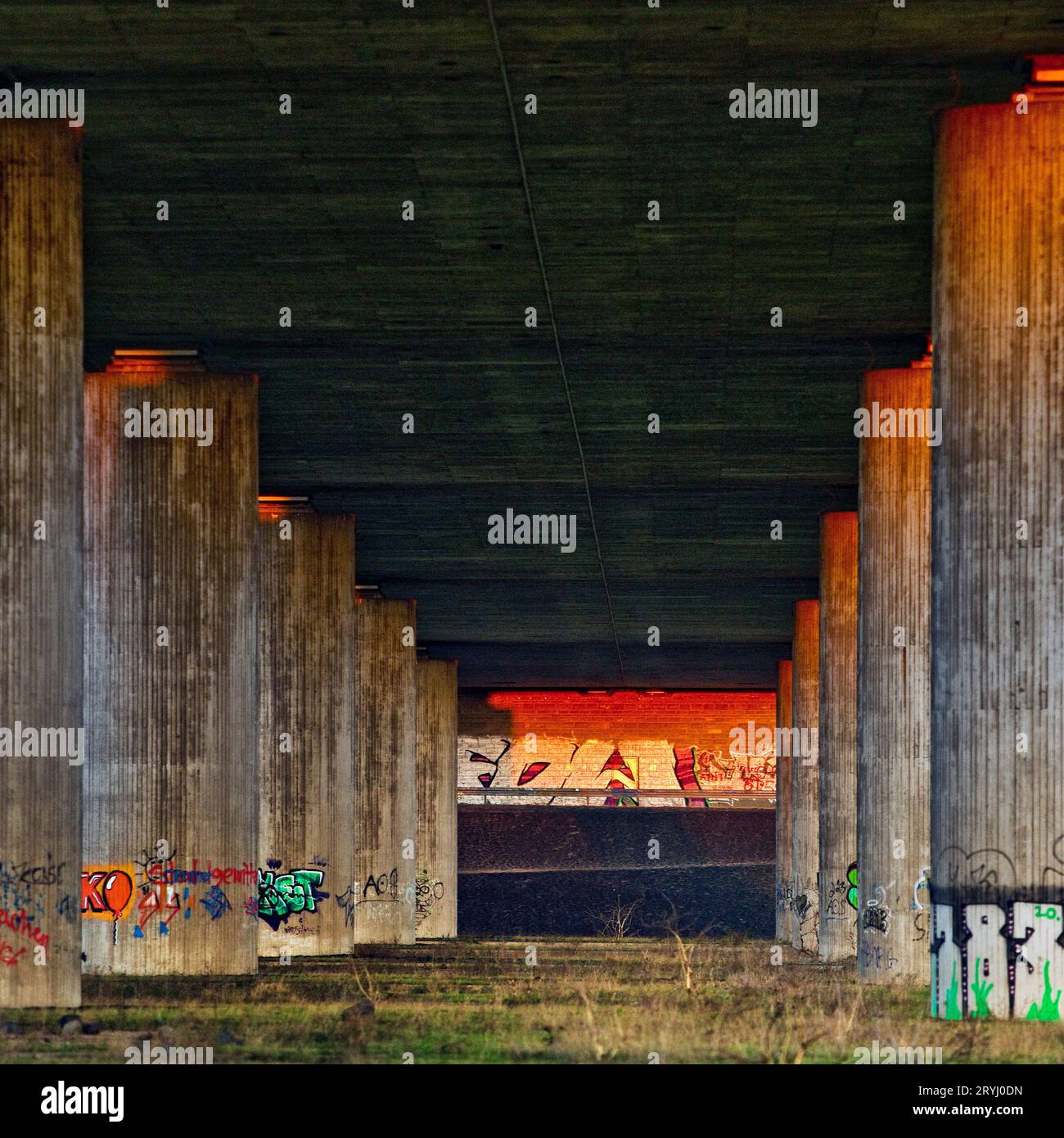 Abendlicht unter der Beeckerwerther Autobahnbrücke der A42, Duisburg, Deutschland, Europa Stockfoto