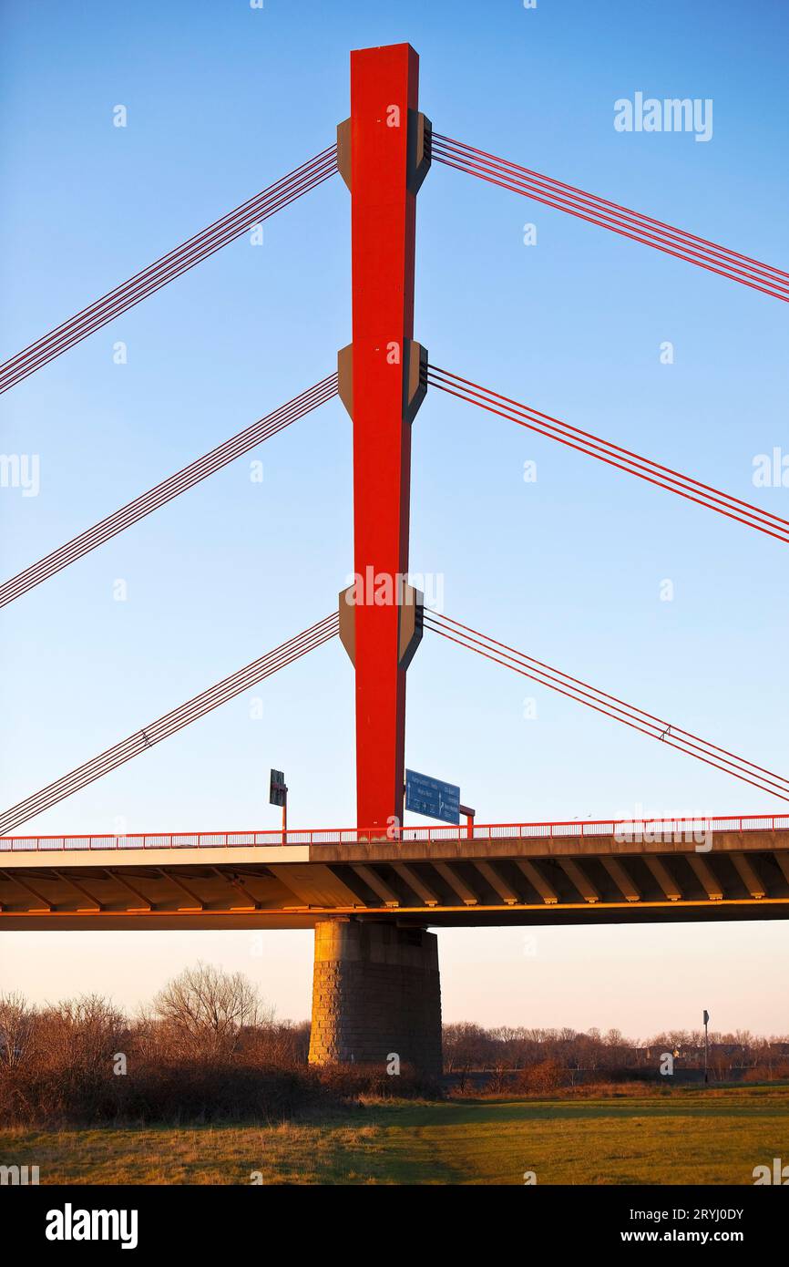 Beeckerwerther Autobahnbrücke der A42 über den Rhein, Duisburg, Ruhrgebiet, Deutschland, Europa Stockfoto