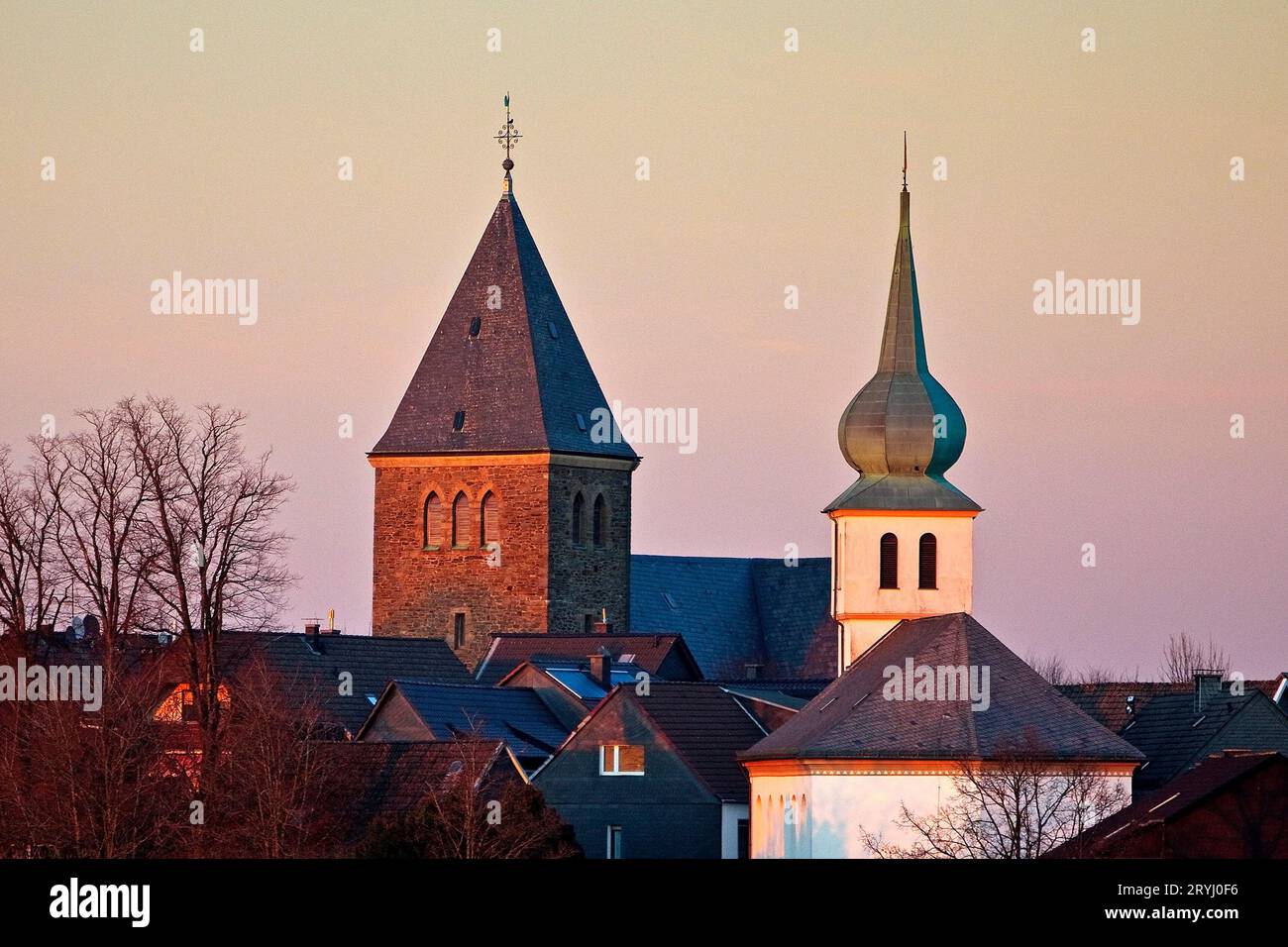 Die katholische Pfarrkirche St. James und die Evangelische Jakobskirche, Breckerfeld, Deutschland Stockfoto