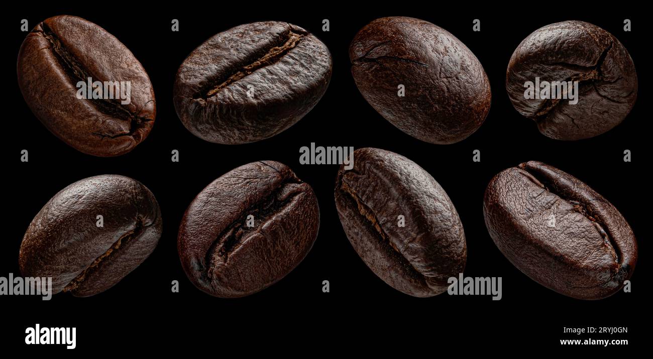 Fallende Kaffeebohnen auf schwarzem Hintergrund isoliert Stockfoto