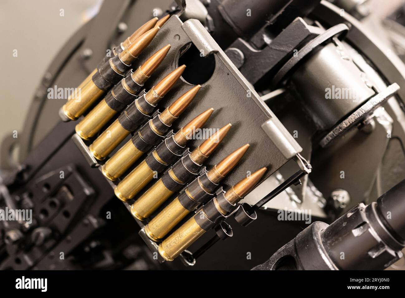 Nahaufnahme von Kugeln in einem koaxialen Maschinengewehrgürtel Stockfoto