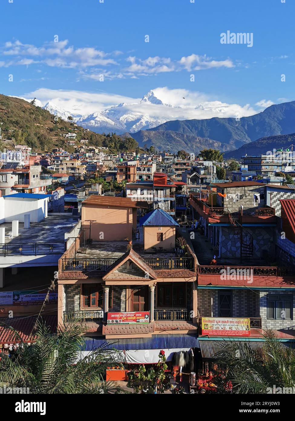 Stadtbild von Pokhara mit der schneebedeckten Annapurna-Bergkette in Zentral-Nepal, Asien Stockfoto