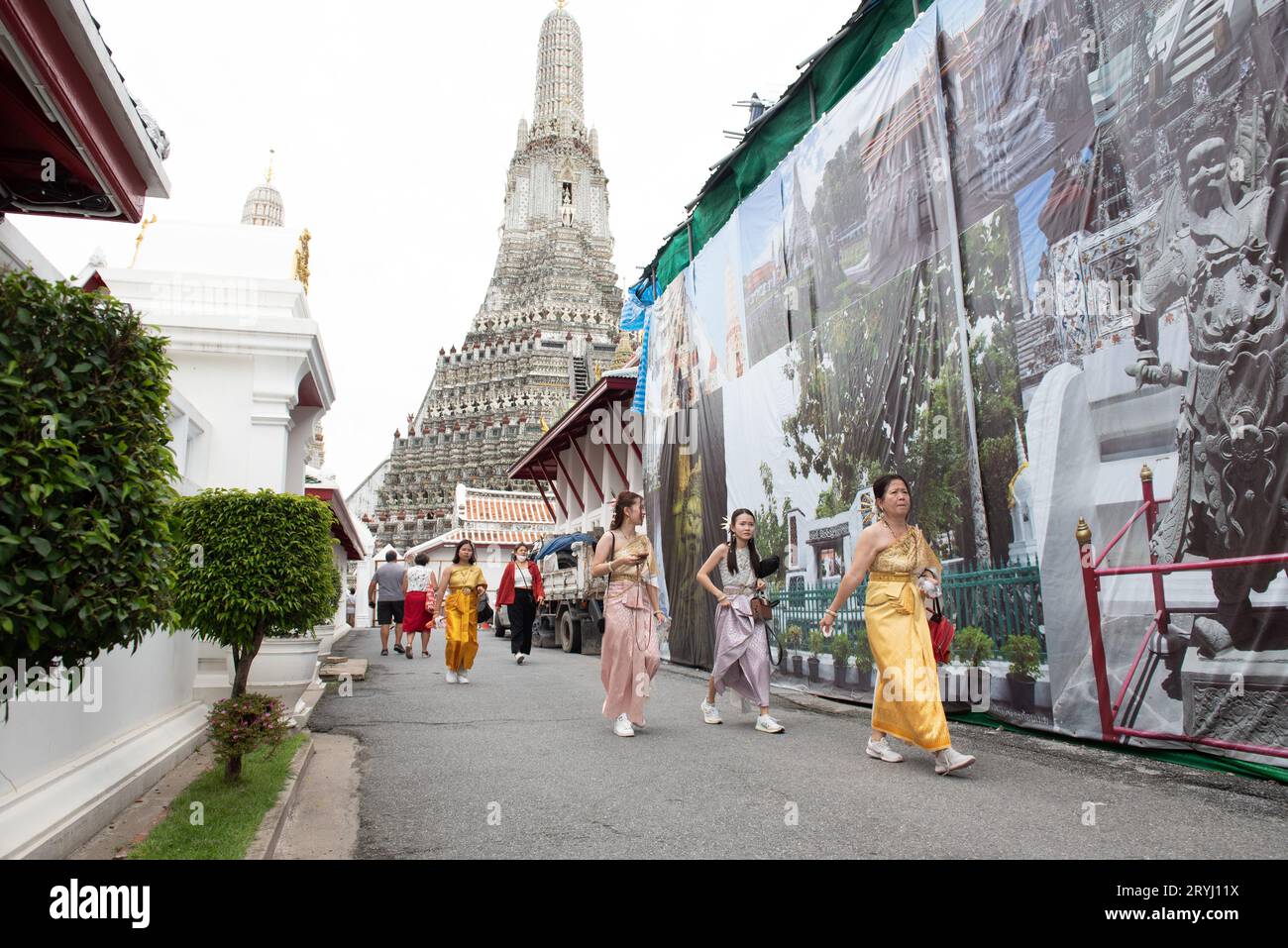 Bangkok, Thailand. Oktober 2023. Thai-Touristen und Ausländer einige Leute in traditioneller Thai-Kleidung, die herumlaufen und Fotos mit dem Prang Wat Arun Ratchawararam Ratchawaramahawihan (Wat Arun) in Bangkok machen, am 1. Oktober 2023. Die Königlich-Thailändische Regierung gewährt chinesischen und kasachischen Touristen vom 25. September 2023 bis zum 29. Februar 2024 eine Visumbefreiung, um die Wirtschaft zu stimulieren und den Tourismus zu fördern. (Bild: © Teera Noisakran/Pacific Press über ZUMA Press Wire) NUR REDAKTIONELLE VERWENDUNG! Nicht für kommerzielle ZWECKE! Stockfoto