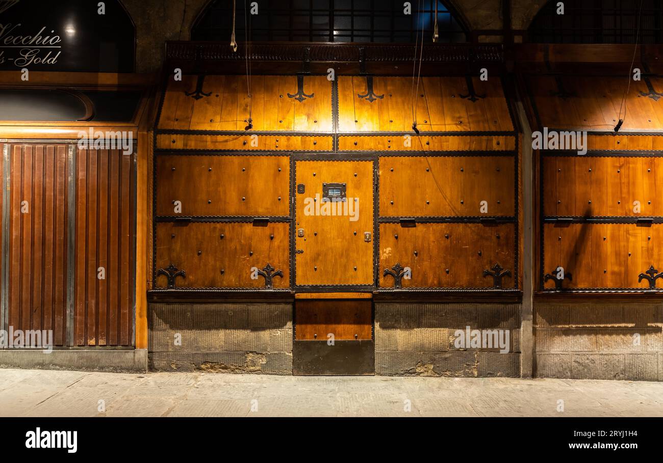 Vintage alte Tür - Konzept für Sicherheit, Sicherheit, Geheimnis, Privatsphäre, Schutz. Stockfoto