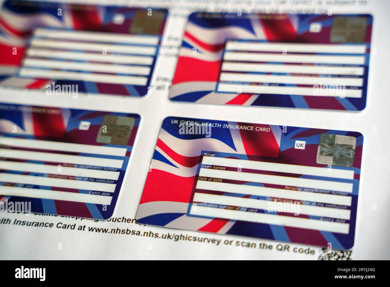 UK Global Health Insurance Cards GHIC, die dem Schreiben beigefügt sind. Stafford, Großbritannien, 1. Oktober 2023 Stockfoto
