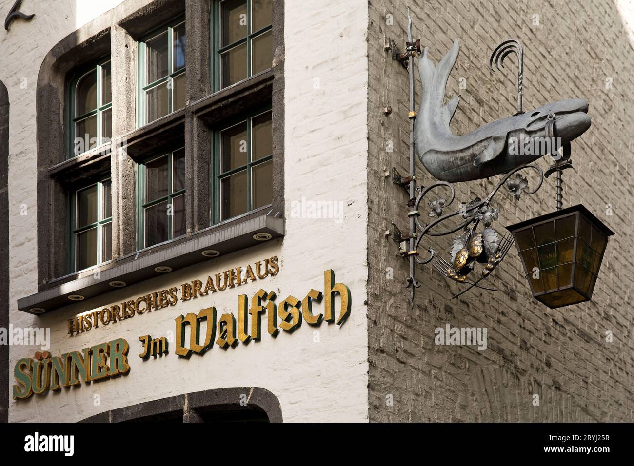 Historische Brauerei Suenner im Walfisch mit Nasenschild, Altstadt, Köln, Deutschland, Europa Stockfoto