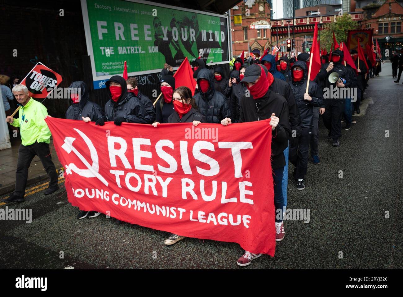 Manchester, Großbritannien. Oktober 2023. Die Young Communist League nehmen am marsch Teil. Tausende von Menschen marschieren während der Konservativen Partei-Konferenz durch die Stadt, um eine nationale Demonstration durchzuführen. Die Forderungen, die von der Volksversammlung organisiert und von Gewerkschaften unterstützt werden, umfassen die Beendigung der Lebenshaltungskrise und die Verteidigung des NHS. Andy Barton/Alamy Live News Stockfoto