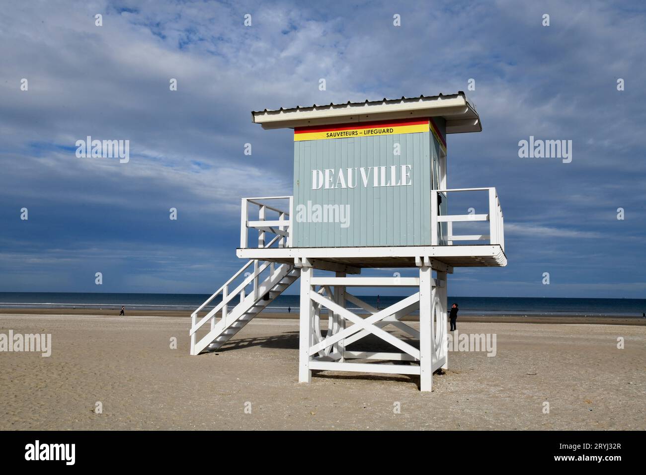 Die Rettungsschwimmhütte am Strand von Deauville, Frankreich, Frankreich, Normandie, 2023 plage de deauville Stockfoto