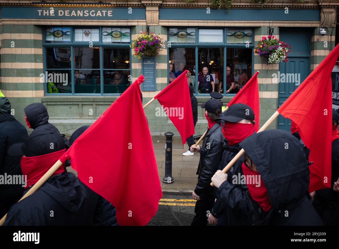 Manchester, Großbritannien. Oktober 2023. Die Young Communist League nehmen am marsch Teil. Tausende von Menschen marschieren während der Konservativen Partei-Konferenz durch die Stadt, um eine nationale Demonstration durchzuführen. Die Forderungen, die von der Volksversammlung organisiert und von Gewerkschaften unterstützt werden, umfassen die Beendigung der Lebenshaltungskrise und die Verteidigung des NHS. Andy Barton/Alamy Live News Stockfoto
