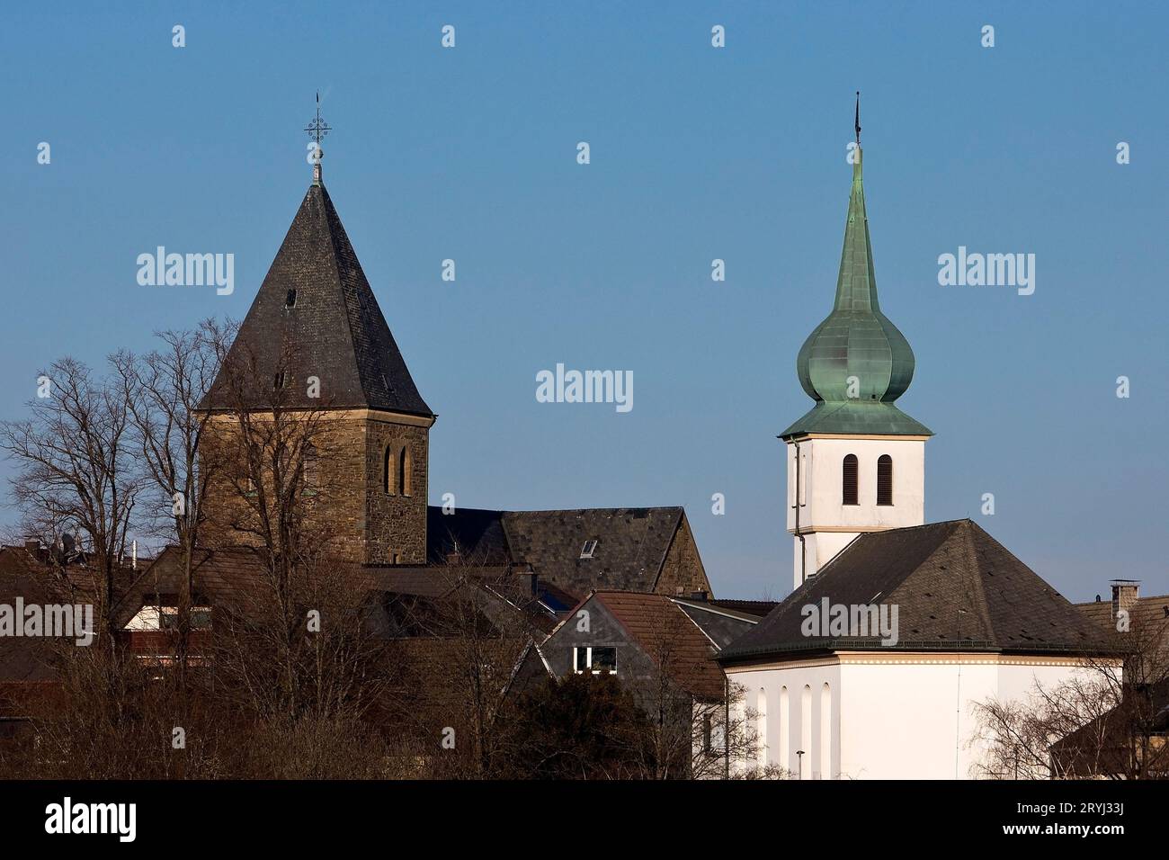 Die katholische Pfarrkirche St. James und die Evangelische Jakobskirche, Breckerfeld, Deutschland Stockfoto