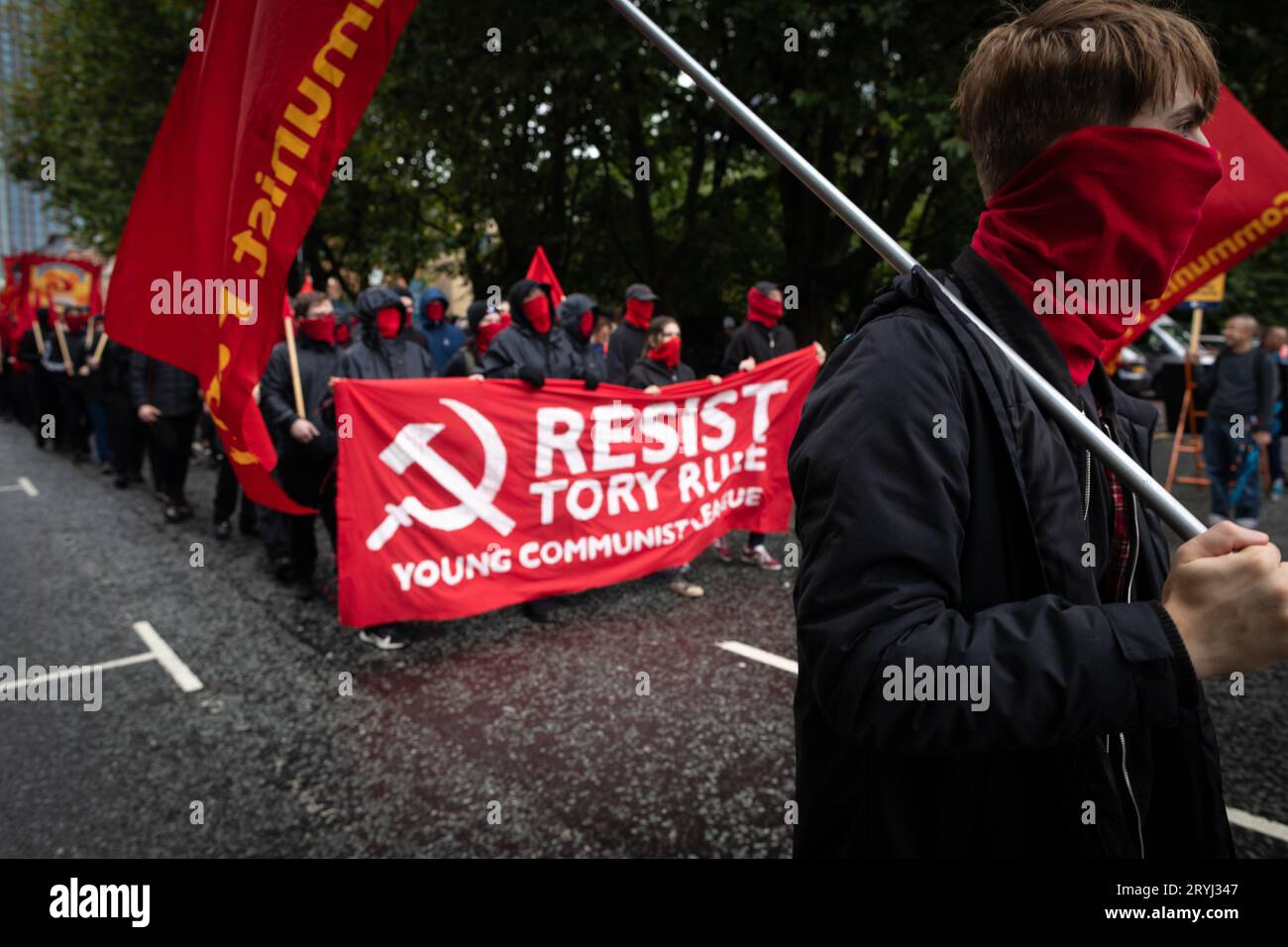 Manchester, Großbritannien. Oktober 2023. Die Young Communist League nehmen am marsch Teil. Tausende von Menschen marschieren während der Konservativen Partei-Konferenz durch die Stadt, um eine nationale Demonstration durchzuführen. Die Forderungen, die von der Volksversammlung organisiert und von Gewerkschaften unterstützt werden, umfassen die Beendigung der Lebenshaltungskrise und die Verteidigung des NHS. Andy Barton/Alamy Live News Stockfoto