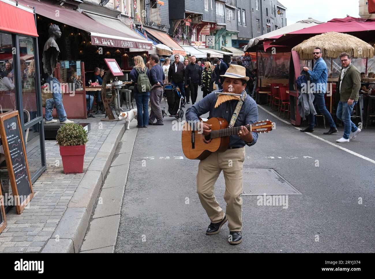 Straßenbusker in Honfleur, Frankreich, Französisch, Normandie, 2023 Stockfoto
