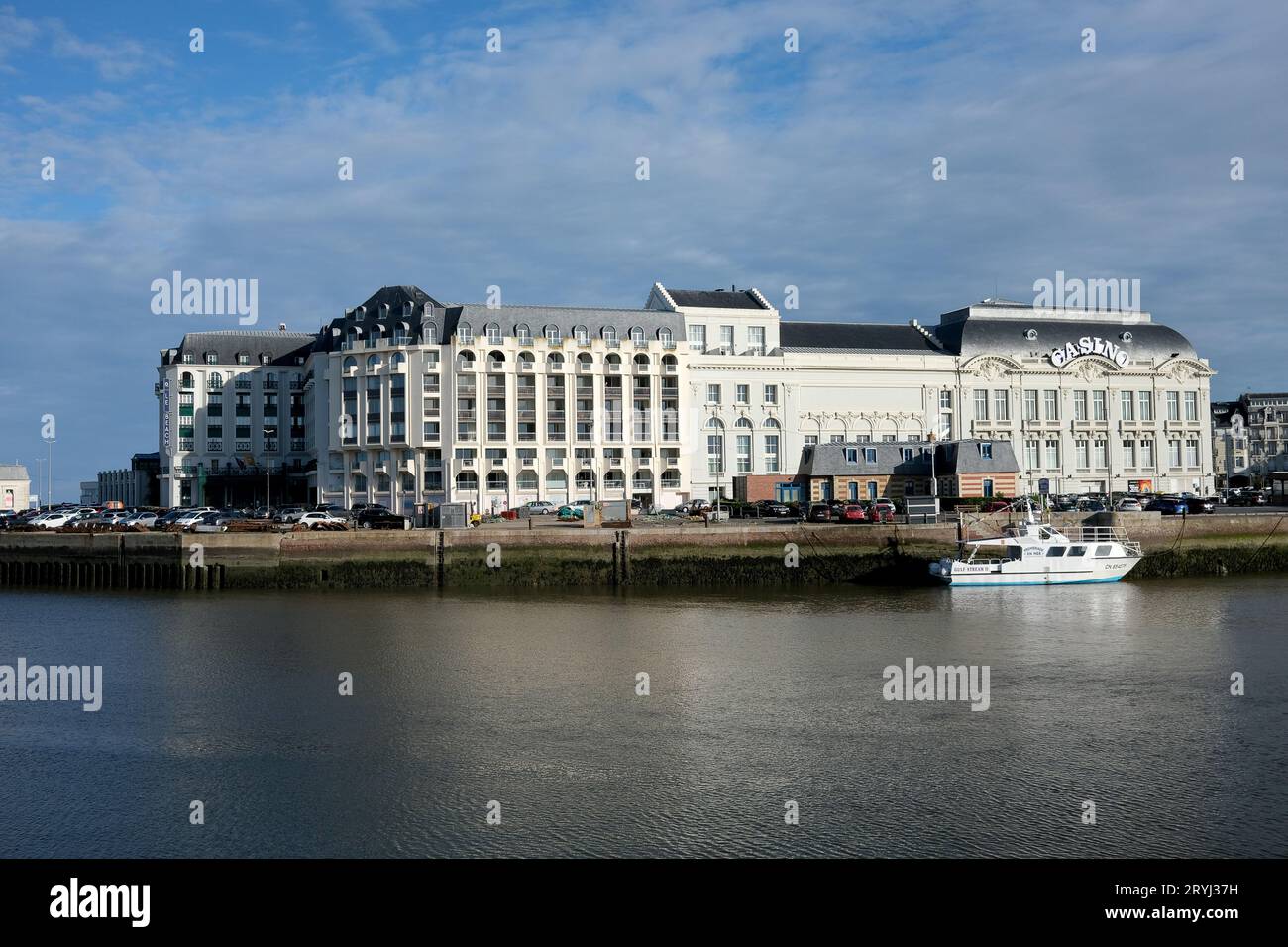 Trouville-sur-Mer Barriere Casino neben dem Yachthafen. Frankreich, Französisch, Normandie, 2023 Stockfoto