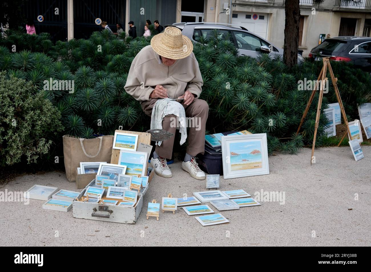 Trouville-sur-Mer, Frankreich, Französisch, Normandie, 2023. Ältere Künstlermalerei in der französischen Stadt und Verkauf seiner Werke Stockfoto