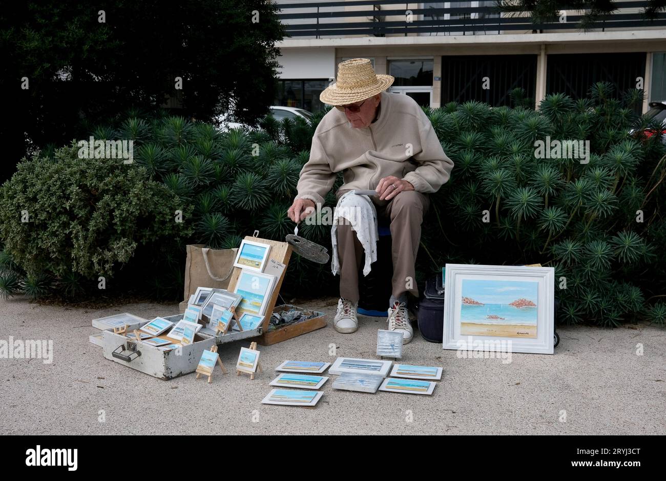 Trouville-sur-Mer, Frankreich, Französisch, Normandie, 2023. Ältere Künstlermalerei in der französischen Stadt und Verkauf seiner Werke Stockfoto