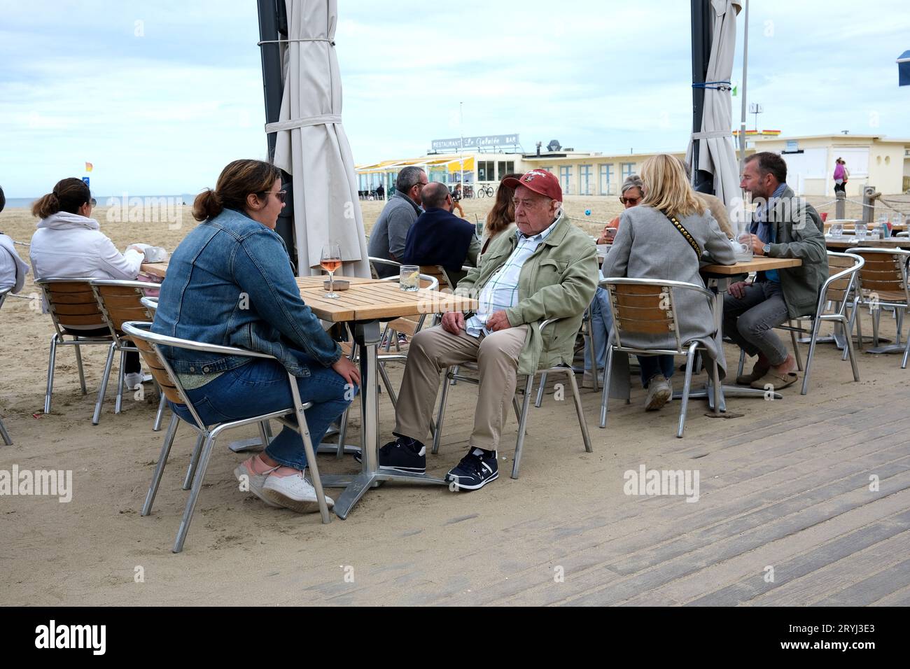 Strandcafe Restaurant in Trouville-sur-Mer in Frankreich, Französisch, Normandie, 2023 Stockfoto