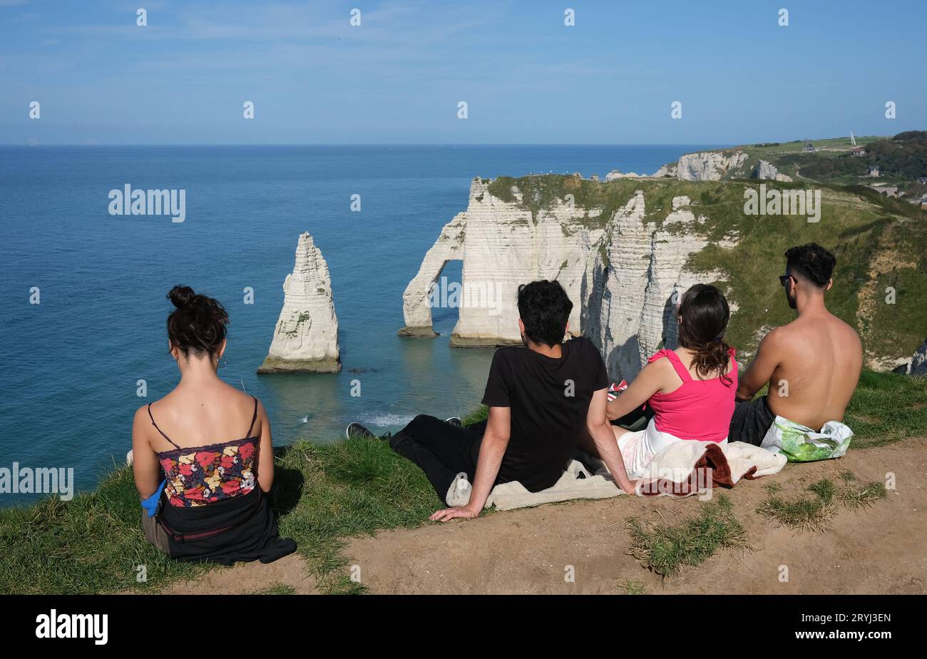 Touristen genießen den Blick auf den Strand von Etretat mit seinen berühmten Kreidefelsen und Felsformationen an der Küste. Frankreich, Frankreich, Normandie, 2023 Falaises Stockfoto