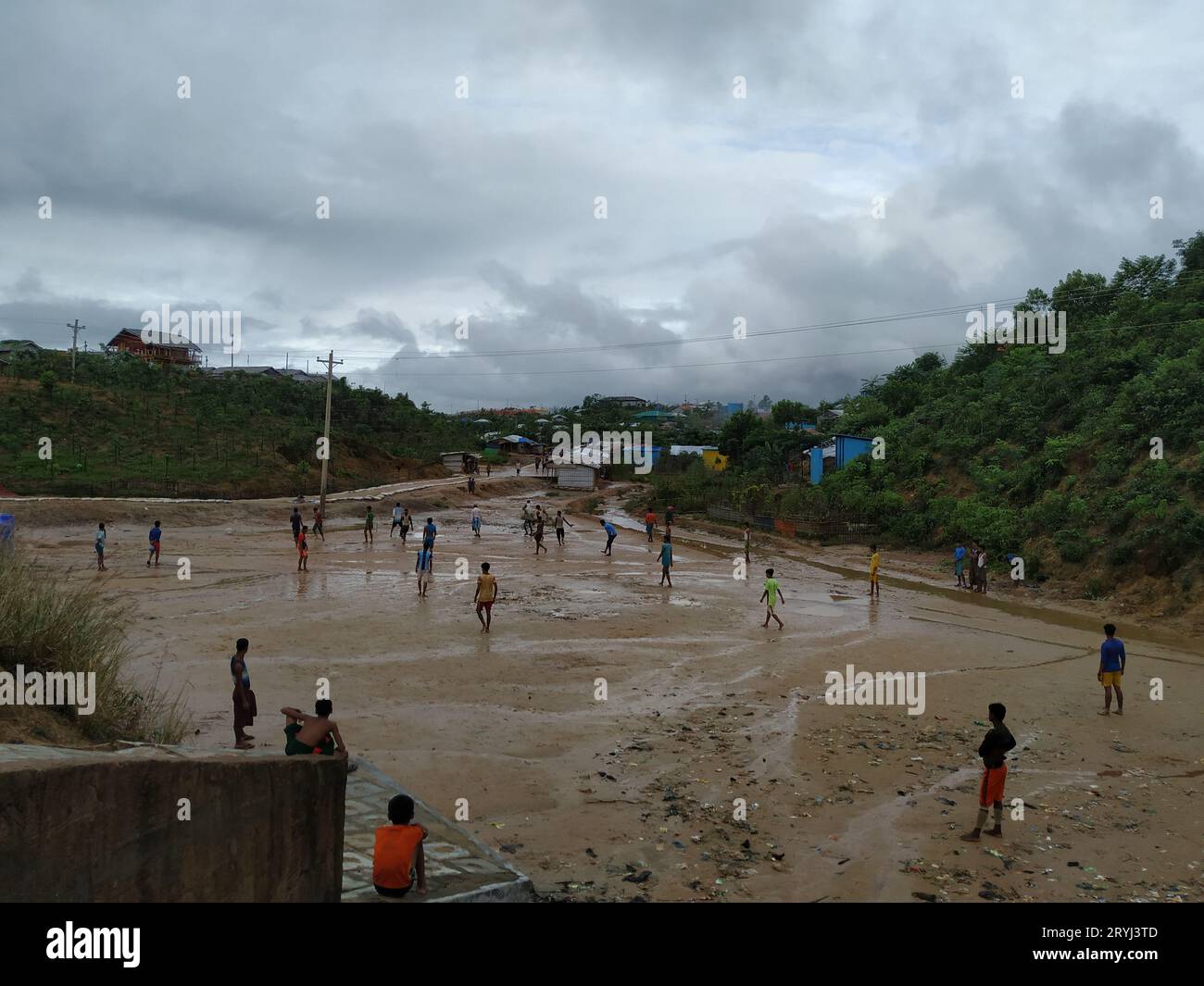 Rohingya Flüchtlingskind Junge und Mädchen spielen im Camp Stockfoto