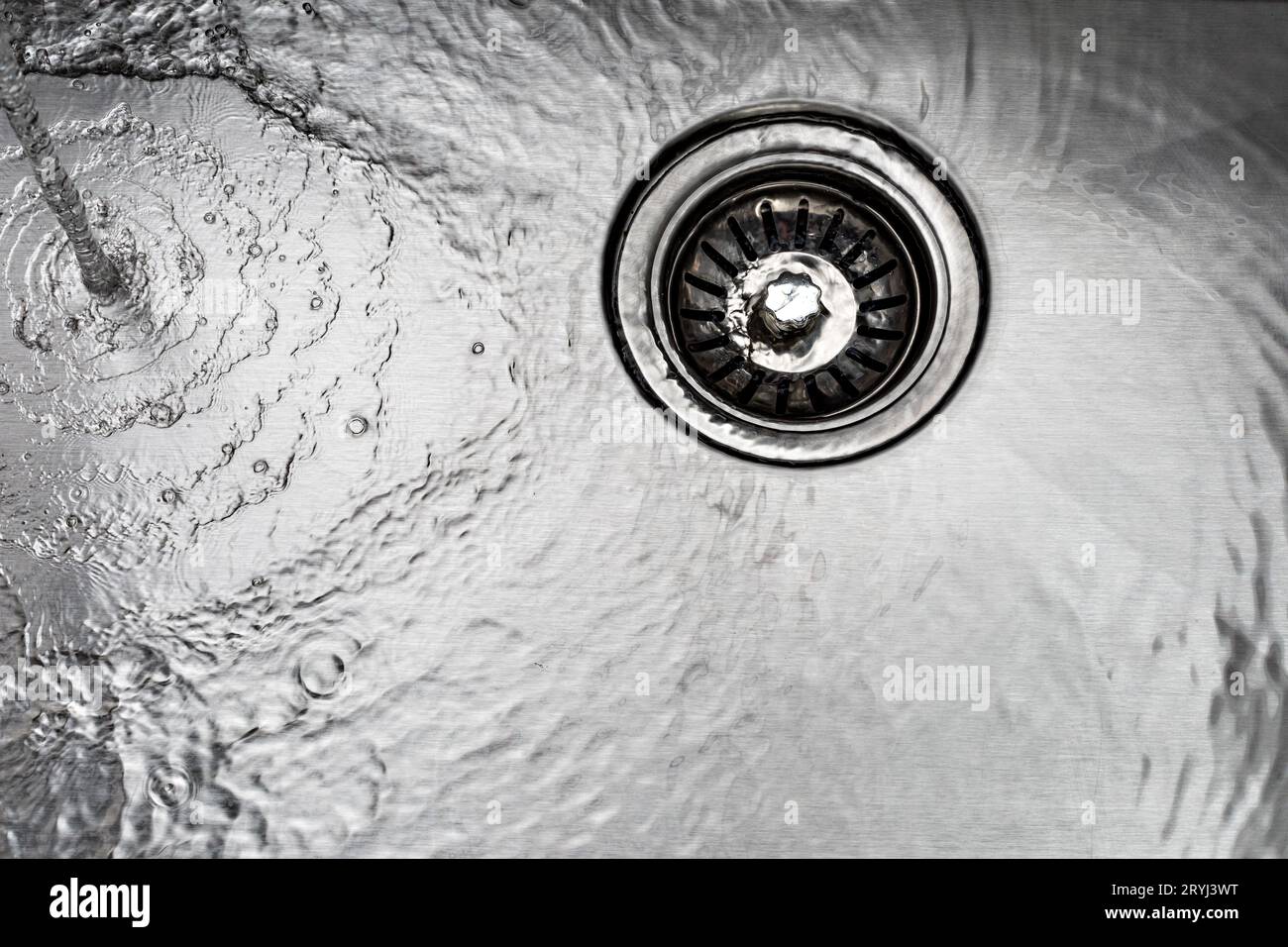 Wasser fließt in ein Edelstahlbecken Stockfoto