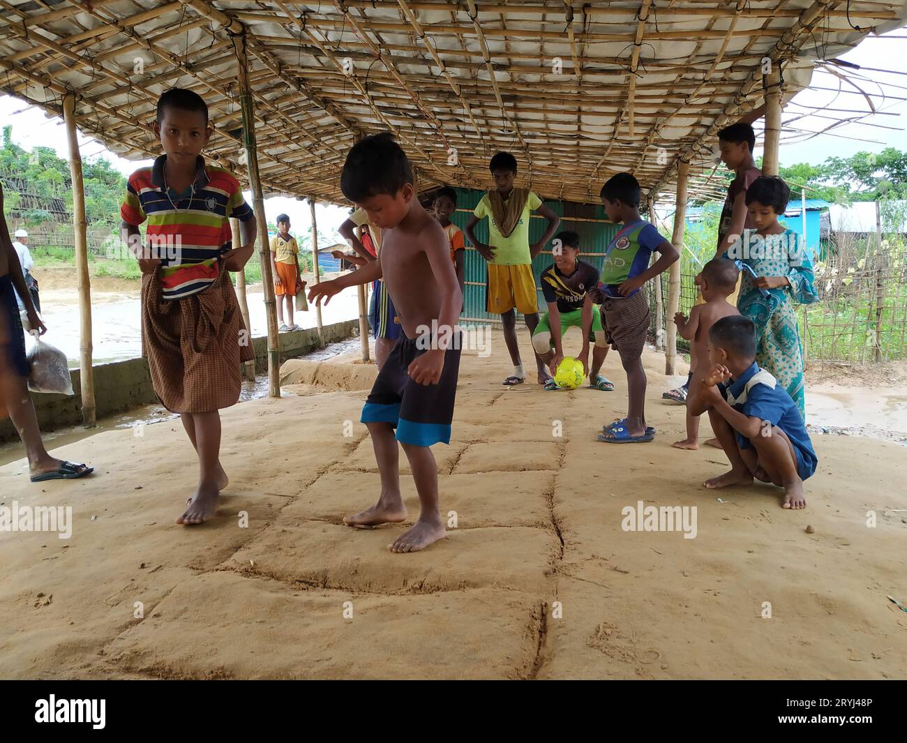 Rohingya Flüchtlingskind Junge und Mädchen spielen im Camp Stockfoto