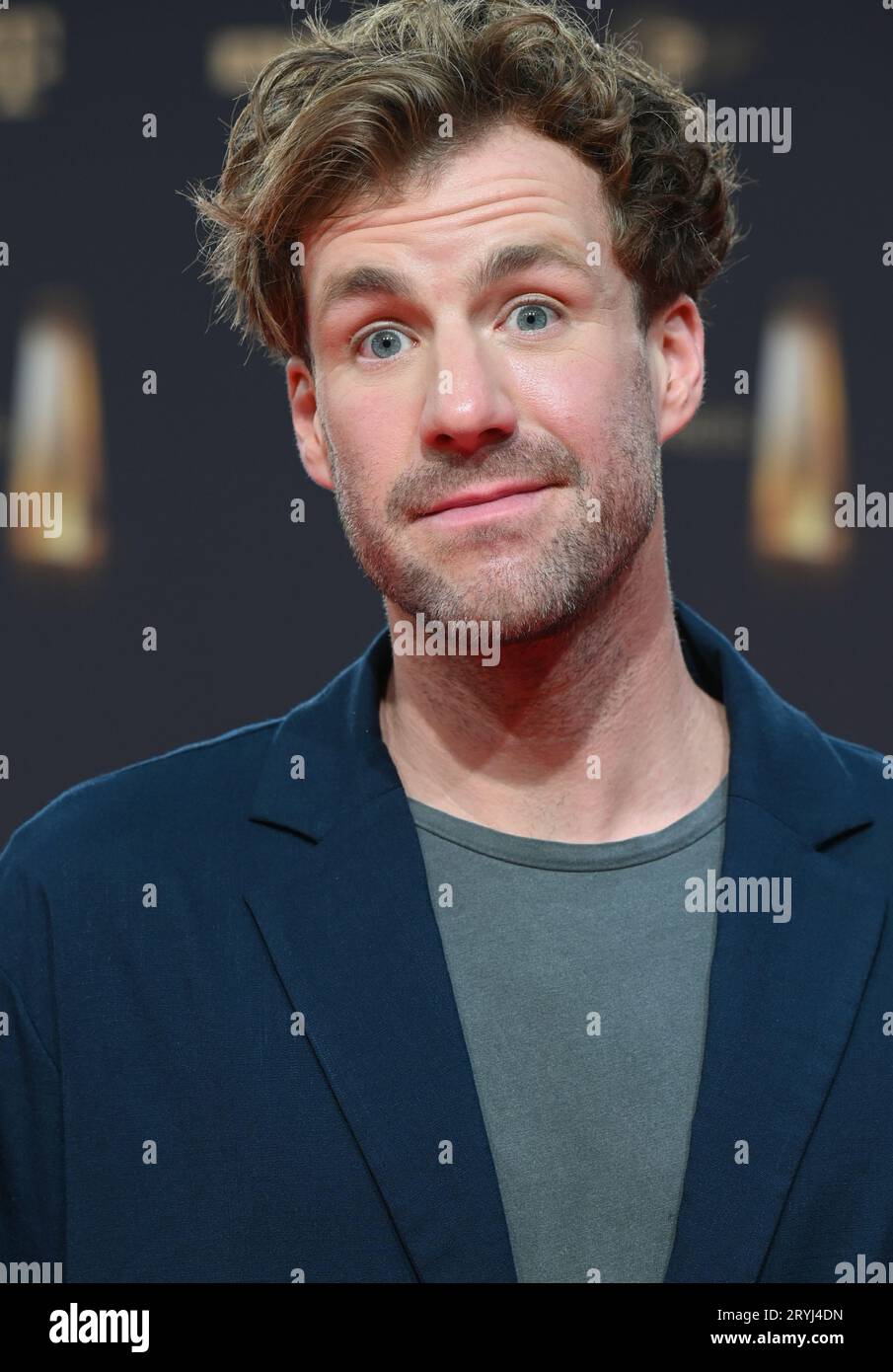 28. September 2023, Nordrhein-Westfalen, Köln: Schauspieler Luke Mockridge kommt zur Gala und Preisverleihung des Deutschen Fernsehpreises in Köln. Foto: Horst Galuschka/dpa Stockfoto