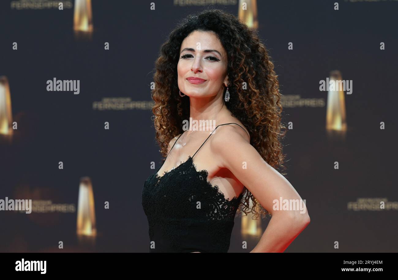 28. September 2023, Nordrhein-Westfalen, Köln: Moderatorin Marwa Eldessouky trifft bei der Gala und Zeremonie des Deutschen Fernsehpreises in Köln ein. Foto: Horst Galuschka/dpa Stockfoto