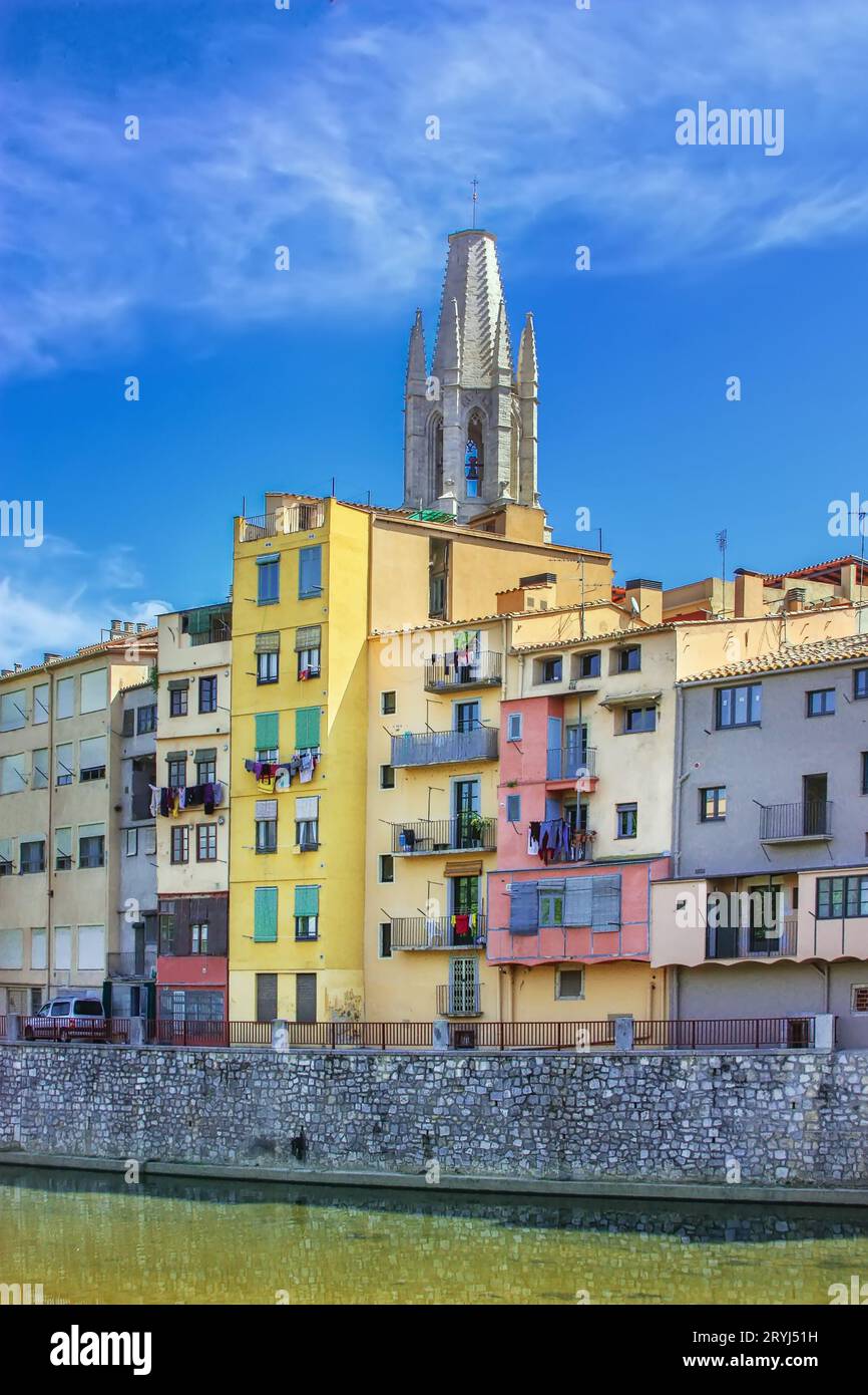 Häuser am Ufer des Onyar in Girona, Spanien Stockfoto