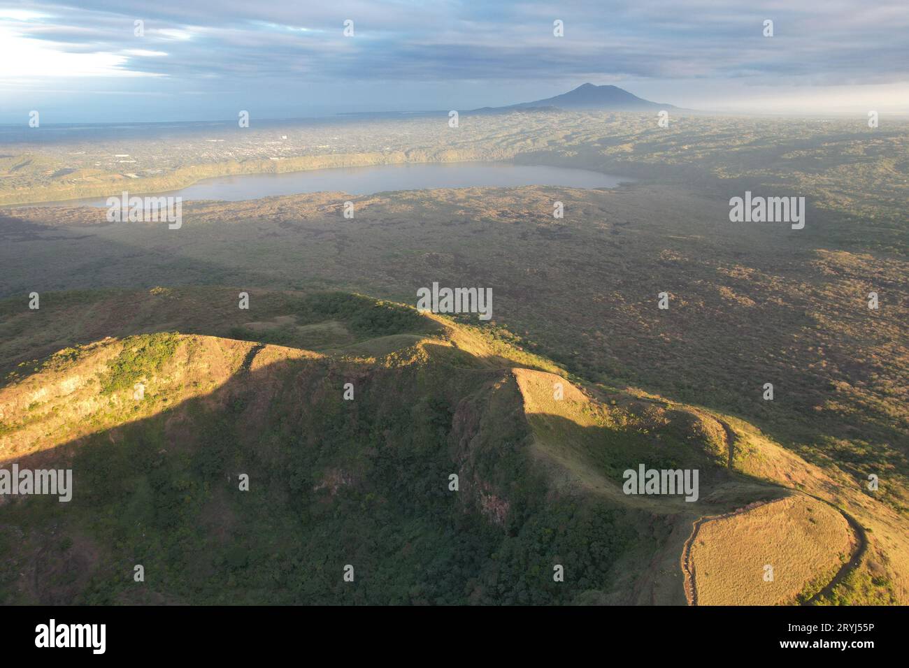 Nicaragua Naturlandschaft bei Sonnenuntergang mit Tal und Vulkankrater Stockfoto