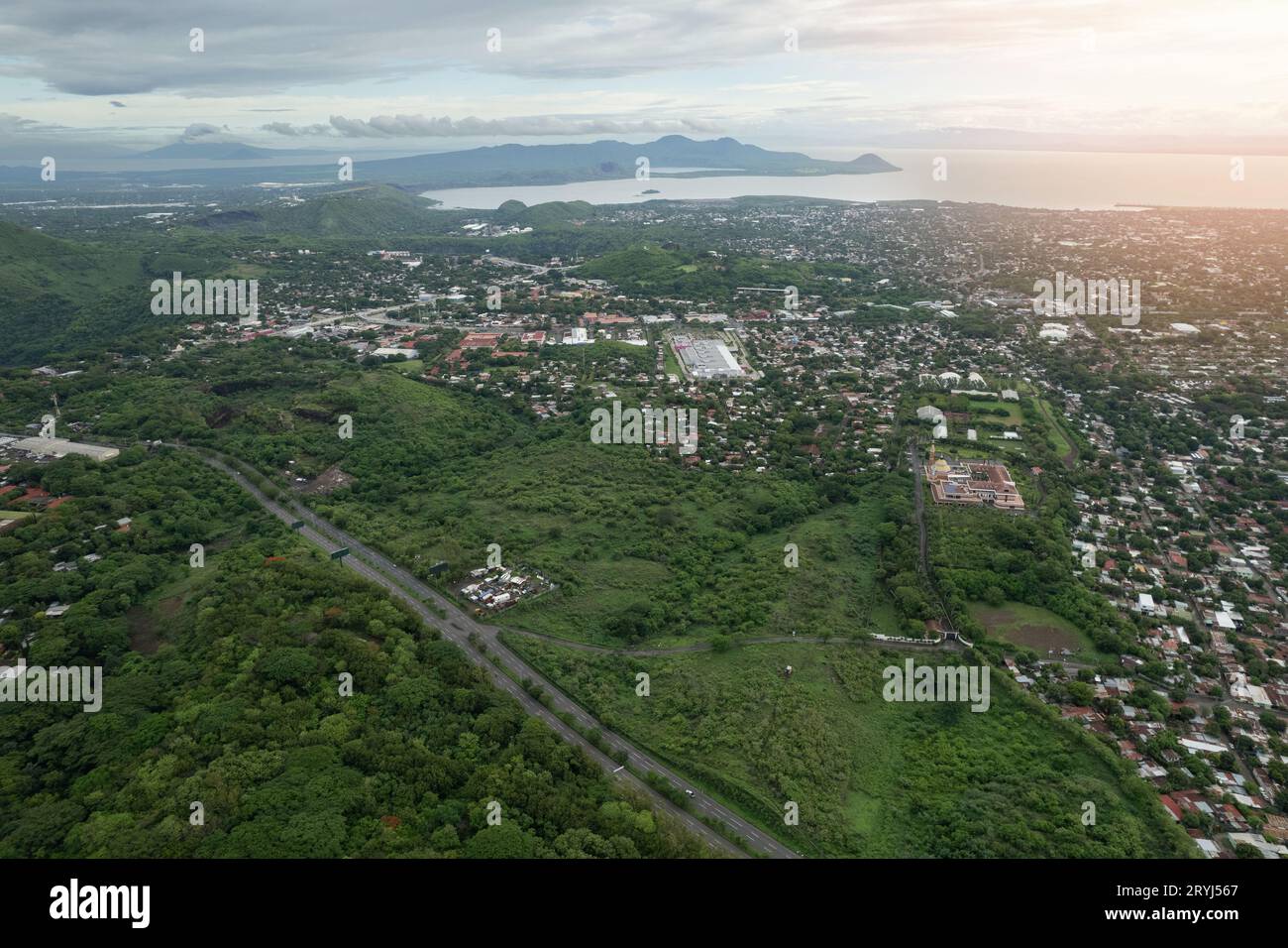 Managua Stadt auf See und Vulkanhintergrund Drone View Stockfoto