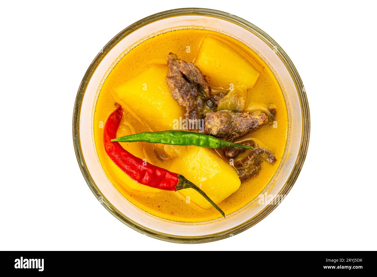 Blick von oben auf köstliches hausgemachtes gelbes Curry mit Kartoffelstücken, Rindfleisch, Zwiebeln und Kokosmilch in einer weißen Keramikschale. Stockfoto