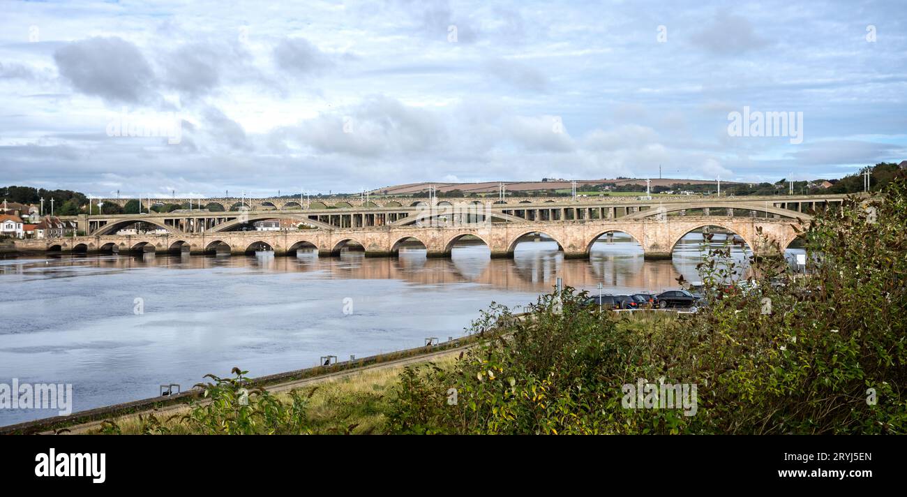 Drei Brücken überqueren den Fluss Tweed bei Berwick upon Tweed, Northumberland, Großbritannien am 22. September 2023 Stockfoto