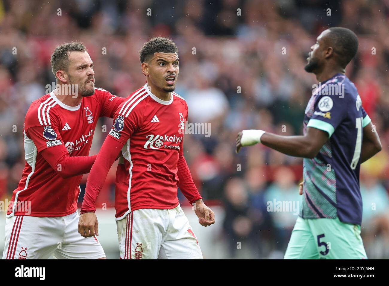 Nottingham, Großbritannien. Oktober 2023. Harry Toffolo #15 von Nottingham Forest und Morgan Gibbs-White #10 von Nottingham Forest reagieren nach einem letzten Tackle während des Premier-League-Spiels Nottingham Forest vs Brentford in City Ground, Nottingham, Vereinigtes Königreich, 1. Oktober 2023 (Foto: Mark Cosgrove/News Images) in Nottingham, Vereinigtes Königreich am 10.1.2023. (Foto: Mark Cosgrove/News Images/SIPA USA) Credit: SIPA USA/Alamy Live News Stockfoto