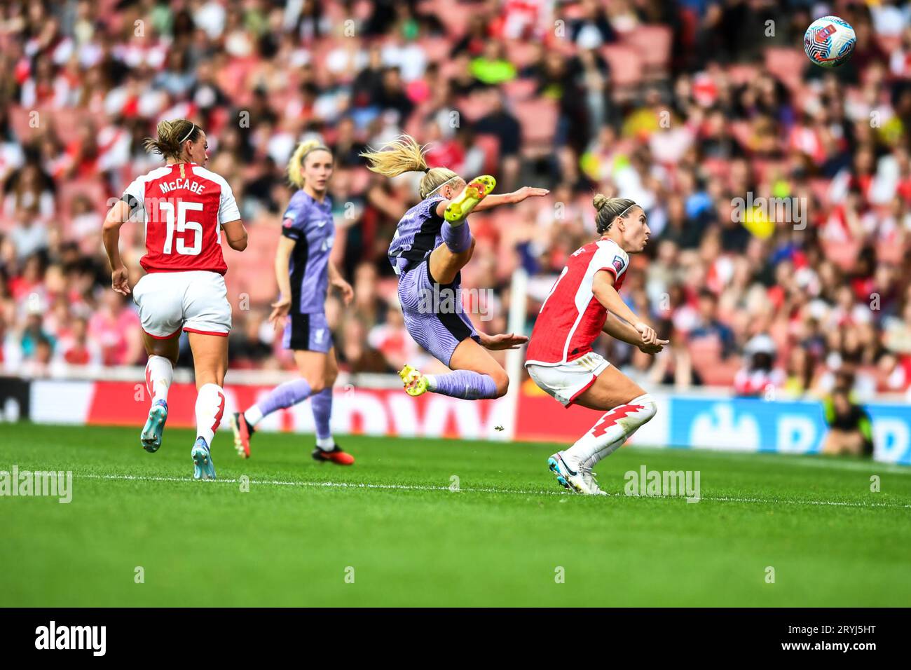 London am Sonntag, den 1. Oktober 2023. Emma Koivisto (2 Liverpool) foulte während des Barclays FA Women's Super League-Spiels zwischen Arsenal und Liverpool im Emirates Stadium in London am 1. Oktober 2023. (Foto: Kevin Hodgson | MI News) Credit: MI News & Sport /Alamy Live News Stockfoto