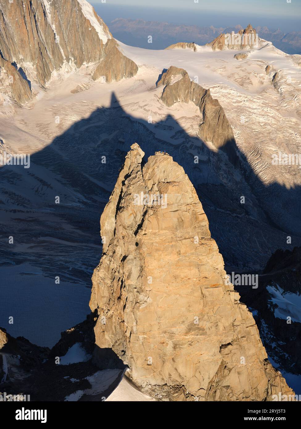 LUFTAUFNAHME. Dent du Géant (Höhe: 4013 m) und sein Schatten auf dem Géant-Gletscher. Chamonix, Haute-Savoie, Auvergne-Rhône-Alpes, Frankreich. Stockfoto