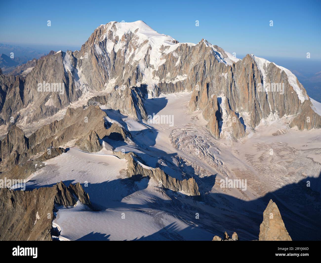 LUFTAUFNAHME. Mont Blanc Massiv von Nordosten gesehen, Dent du Géant (4013 m) unten rechts. Chamonix, Auvergne-Rhône-Alpes, Frankreich. Stockfoto